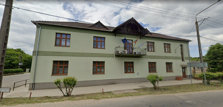 indexhu's tweet image. Több rászoruló is pályázott, végül a polgármester kapta meg a szolgálati lakást havi 30 ezer forintért.

index.hu/belfold/2026/0…

Fotó: Google Maps

#Hungary #mayor #rent #Indexhu