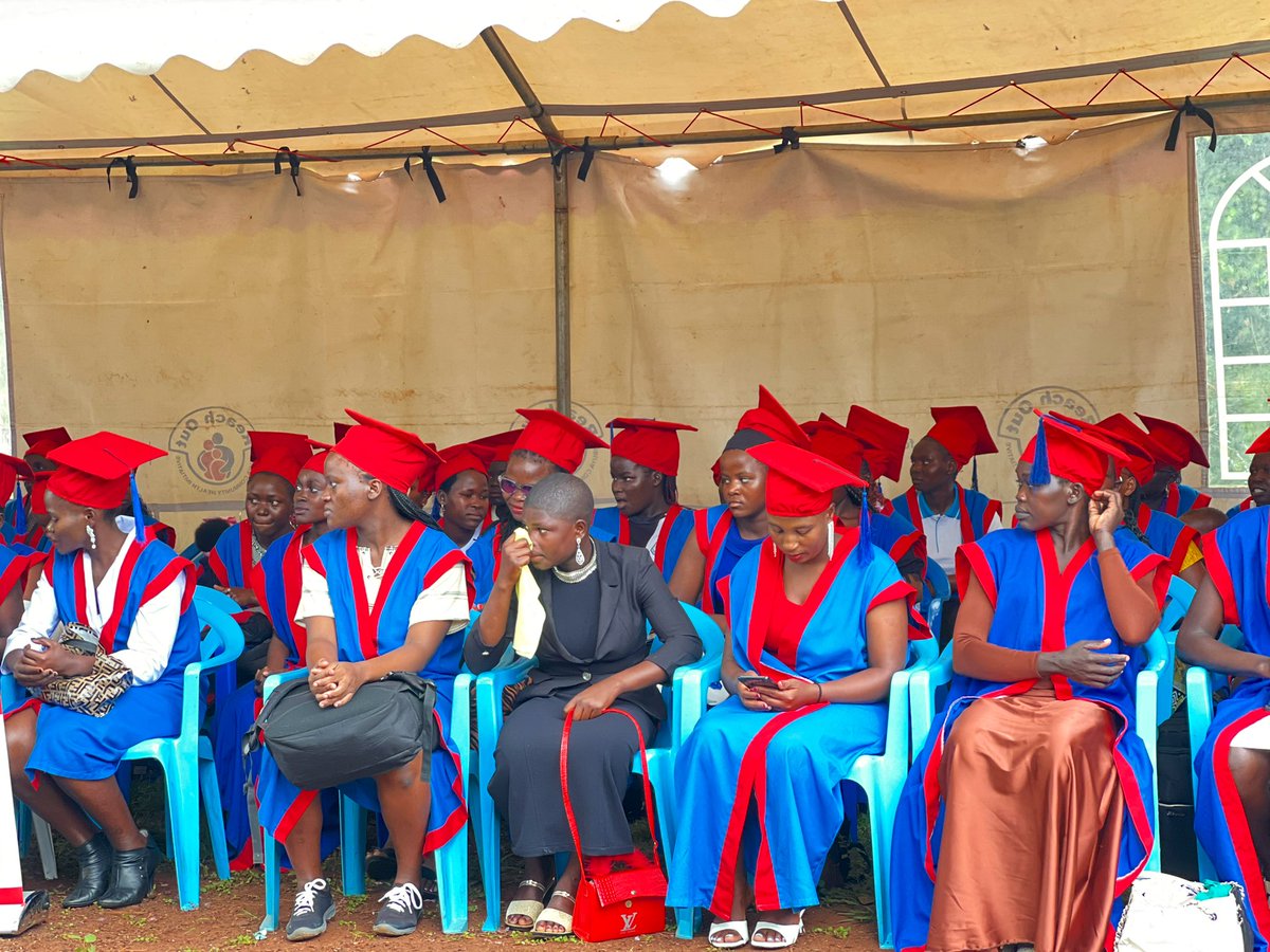 Reachoutmbuya's tweet photo. #romgraduation26
“I urge you, graduates, to pass on the skills you’ve gained to your peers in the community so that they too can improve their livelihoods,” Rebecca Nantondo, #shesoarsproject Lead.
@CAREUganda https://t.co/RPGAX9Qg6u