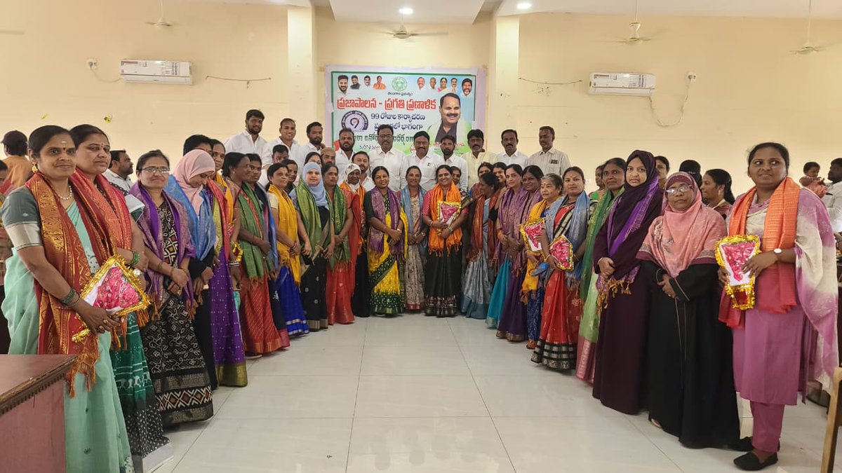MC_Shadnagar's tweet photo. As a part of "Prajapalana - Pragathi Pranalika" &amp; Womens Day Celebrations, Mpl Chairman, Vice-Chairman, Councillors &amp; Commissioner had felicitated the Women Councillors, Staff, RPs &amp; Workers.
#PrajaPalanaPragatiPranalika99daysactionplan @tksreedevi @cdmatelangana @TelanganaCMO https://t.co/9hJLmYfHEA
