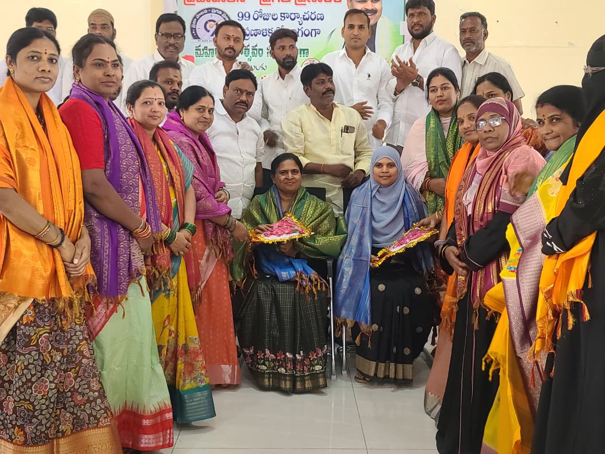 MC_Shadnagar's tweet photo. As a part of "Prajapalana - Pragathi Pranalika" &amp; Womens Day Celebrations, Mpl Chairman, Vice-Chairman, Councillors &amp; Commissioner had felicitated the Women Councillors, Staff, RPs &amp; Workers.
#PrajaPalanaPragatiPranalika99daysactionplan @tksreedevi @cdmatelangana @TelanganaCMO https://t.co/9hJLmYfHEA