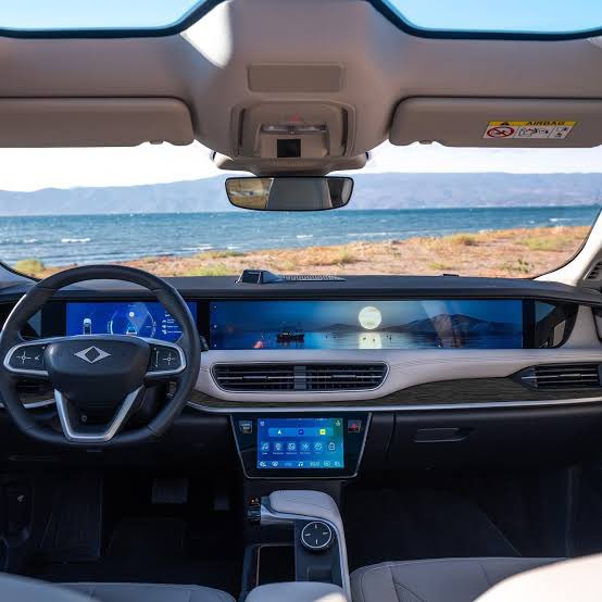 Araçlara multimedya ekranı takmak da yasaklanmış 21 bin tl para cezası + 30 gün trafikten men. Bu yönetmelikleri kim hazırlıyor merak ediyorum. Bunlar serbest ama 10 inc ekran takmak yasak. Konu ekrandan video izlenmesiyle Tesla’da da Togg’da da  ekranlardan hareket halinde video