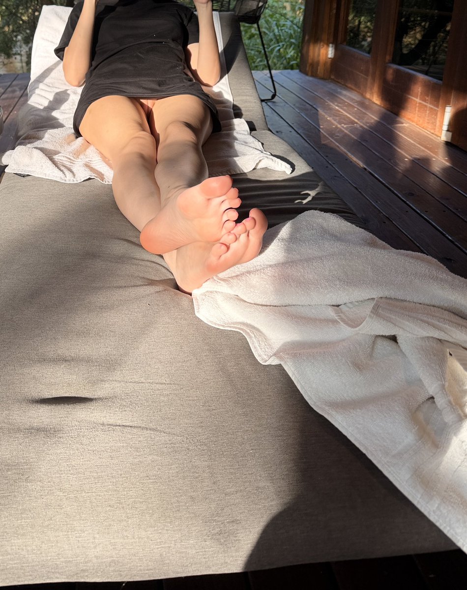 Petite blonde tweet media