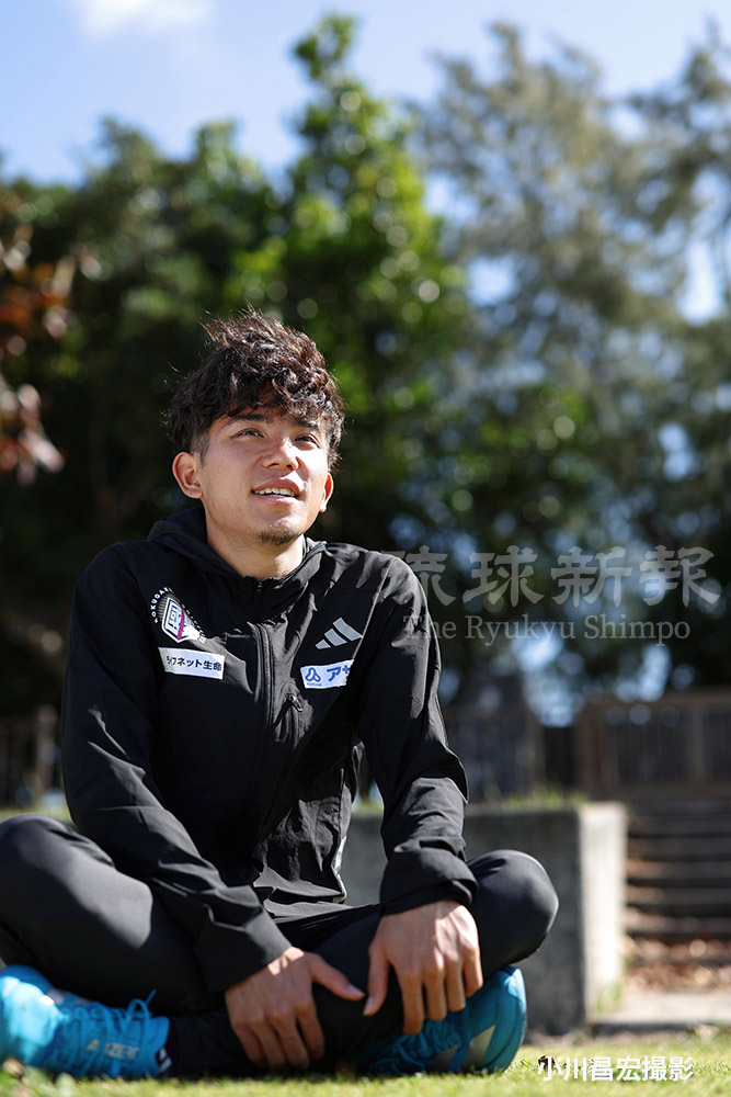 ryukyushimpo_ph's tweet photo. 上原琉翔「マラソンで五輪目指す」
https://t.co/jyhXMHNex3

「陸上人生の中で最大の目標。マラソンでロス五輪を狙う」。那覇市出身の上原琉翔 選手（22）（北山高出―国学院大4年）。1月の箱根駅伝で2区を走った上原選手は実業団の名門・富士通に加入します。リンク先に上原選手の写真特集があります https://t.co/eOCMH80gjA