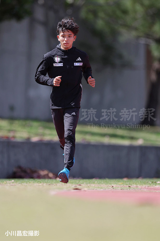 ryukyushimpo_ph's tweet photo. 上原琉翔「マラソンで五輪目指す」
https://t.co/jyhXMHNex3

「陸上人生の中で最大の目標。マラソンでロス五輪を狙う」。那覇市出身の上原琉翔 選手（22）（北山高出―国学院大4年）。1月の箱根駅伝で2区を走った上原選手は実業団の名門・富士通に加入します。リンク先に上原選手の写真特集があります https://t.co/eOCMH80gjA