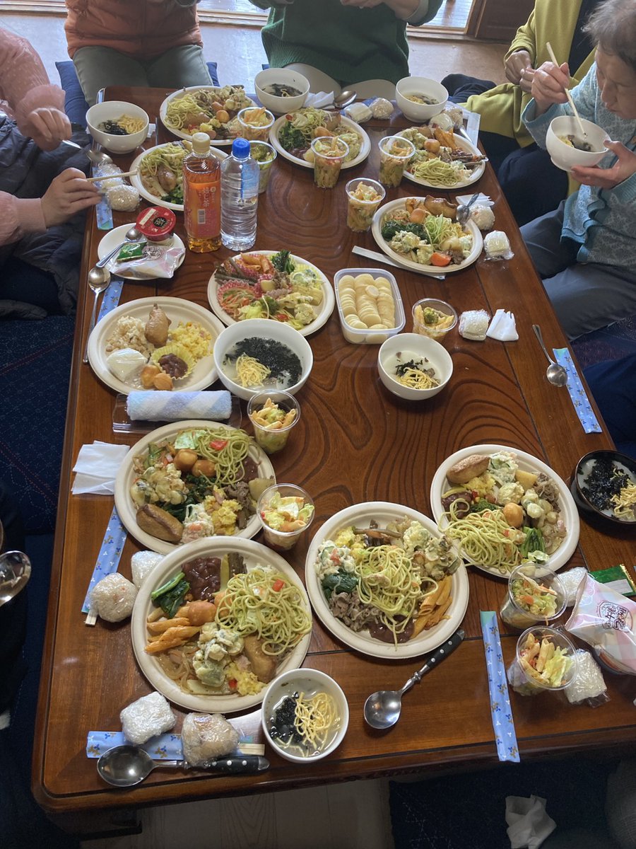 今日は､地域の方々と集会をしました
1人でいると不安な思い､心配な思いに押し潰されそうになりますが､みんなでワイワイといろんなお話をして､その後､持ち寄った食べきれない程の食事🍴を頂き､笑いの絶えない一時を過ごしました😄✨️
心もお腹も満たされた時間😋👍
みんなありがと～😆🍀💕
