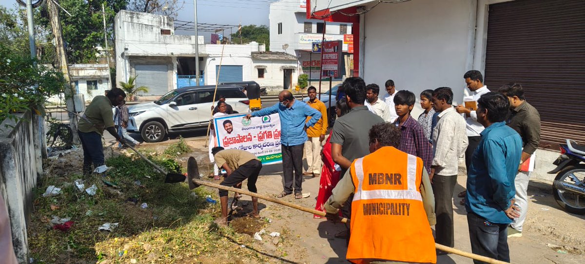 MC_Mahabubnagar's tweet photo. Under the #PrajapalanaPragatiPranalika (Public Governance – Progress Plan), extensive sanitation activities 🧹🌿 were carried out across Wards 6, 7, 28, 29, 18, and 19 by the dedicated sanitation staff of #Mahabubnagar Municipal Corporation. 

The activities included bushes cleaning 🌱desiltation of drains 🛠️and road cleaning 🚜, aimed at ensuring cleaner surroundings & improved public health across the town. 

During the program, Hon’ble Mayor Smt. G. Mamatha Garu, Hon’ble Deputy Mayor Sri M. Surender Reddy Garu & @MC_Mahabubnagar along with the respective Ward Corporators were present and actively reviewed the works. Their presence encouraged the #sanitation teams and highlighted the administration’s commitment towards public convenience, better civic services, and a cleaner urban environment ✨🏙️

#PrajapalanaPragatiPranalika #99DaysActionPlan #swachhsurvekshan2025 #TelanganaRising2047 #PublicGovernance #TelanganaDevelopment #PeopleFirstGovernance
@RoopaMishra77 @SwachhBharatGov @SwachhBharat @MoHUA_India @palamuru @tksreedevi @cdmatelangana @Collector_MBNR @ACLB_MBNR @SBMU_Telangana @ecowarriorind