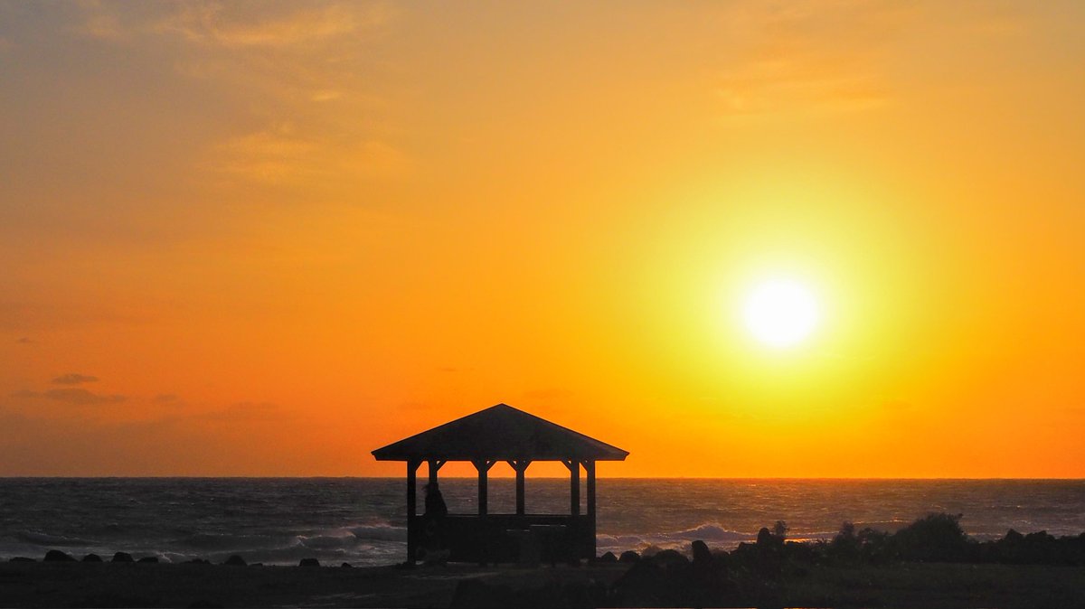 k19ch1's tweet photo. 2月7日
八丈島の夕暮れ
天気は良かったけど
強風波浪の夕暮れ
眩しい夕陽でした
ANA最終便は定刻就航
お疲れ様でした
#八丈島
#八丈島民図鑑
#宇喜多秀家公と豪姫の碑
#夕暮れ
#夕陽
#八丈島空港 #RJTH 
#JA217A #全日空 https://t.co/POV6mJx5jr