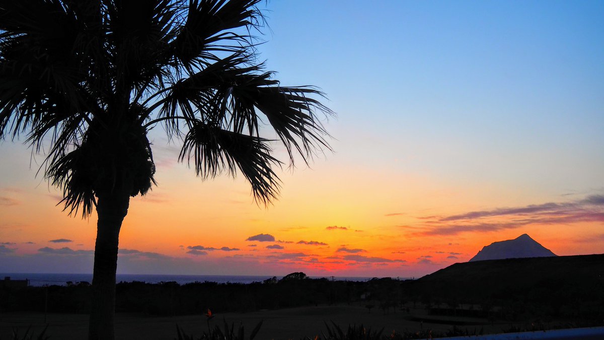 k19ch1's tweet photo. 2月7日
八丈島の夕暮れ
天気は良かったけど
強風波浪の夕暮れ
眩しい夕陽でした
ANA最終便は定刻就航
お疲れ様でした
#八丈島
#八丈島民図鑑
#宇喜多秀家公と豪姫の碑
#夕暮れ
#夕陽
#八丈島空港 #RJTH 
#JA217A #全日空 https://t.co/POV6mJx5jr