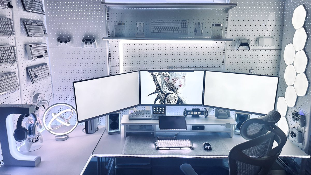 mashu0610's tweet photo. #desksetup #Fenge
(1・2枚目 before → 3・4枚目 after)
デスクシェルフ(モニター台)を変えてもそんな変わらないだろうと思っていたのですが、全く同じメーカーさん(Fengeさん)の現在のデスクシェルフに変更して3ヶ月が経ちましたが、想像以上の快適性と実用性に満足しています✨
昨年末にiPad Airを購入し、居場所に困っていたタイミングで、自分の理想とする、MaGdgetstandを中央と右端に設置し、右でiPhoneの充電、中央にiPadの居場所を作り、隣にAnker Nano Charging Stationを中段に設置し最短距離で充電する構成ができそうなモニター台を見つけて購入した結果、見事にハマり今日までの満足感に至ります。
ちなみに左には小物入れと言うことで、左手デバイスやワイヤレスイヤホン、マウスなどを収納しています。
非常にシンプルなデスクシェルフなのですが、デスクシェルフは様々な形状、種類があるように理想を突き詰めるとキリがない、奥深い世界ではありますので、色々と試してみるのもありかと思います✨