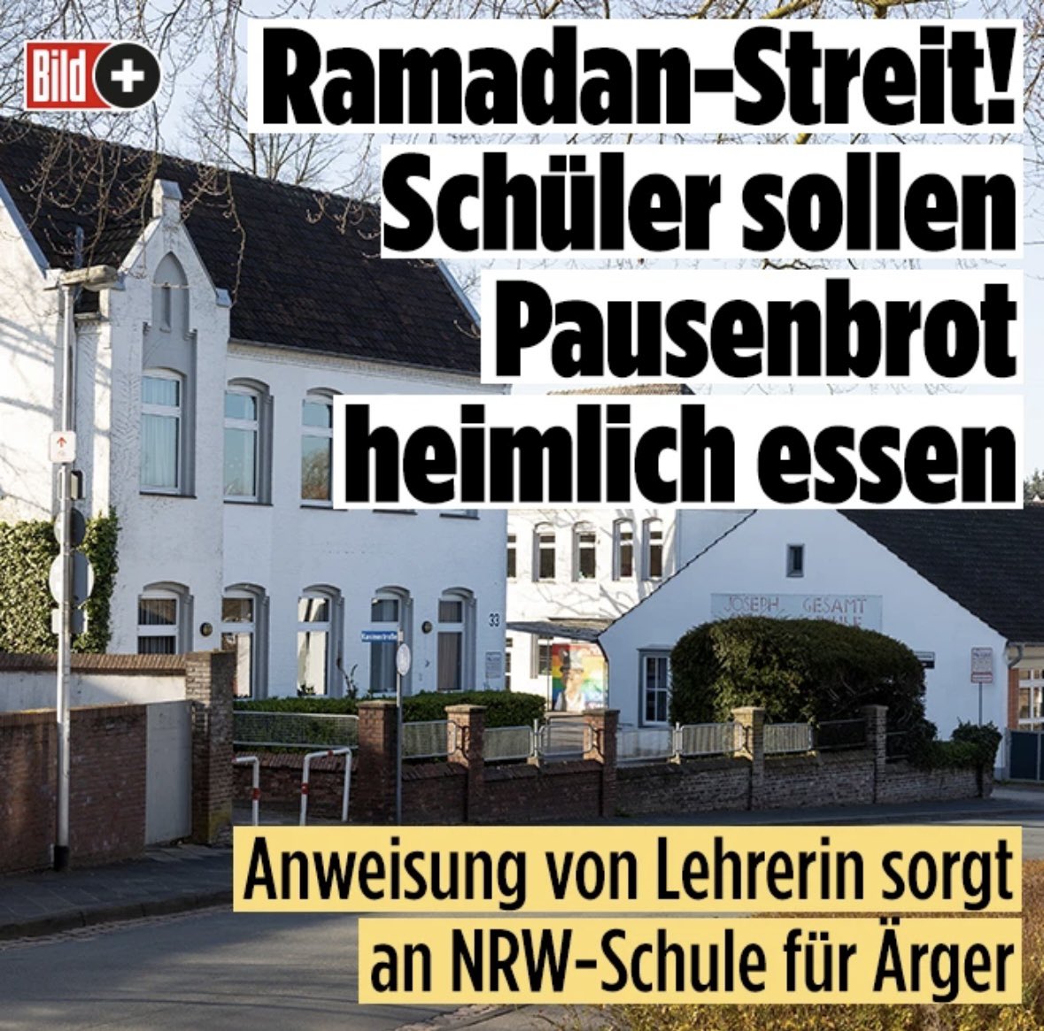 ainyrockstar's tweet photo. Ich kann euch aus vielen Elterngesprächen sagen: Das ist nicht die Ausnahme, sondern die Regel. Wo muslimische Schüler in der Mehrheit sind, werden deutsche Schüler systematisch gemobbt und rassistisch beleidigt. Und natürlich ist die Konklusion daraus, dass die Deutschen Rücksicht nehmen und nicht „provozieren“ sollen, wenn sie z.B. ihr Pausenbrot essen. 

Die Schulen sind wie eine Glaskugel für das, was uns gesamtgesellschaftlich droht. Denn so wird es für uns alle laufen, wenn die Zahl dieser Leute immer weiter steigt. Irgendwann werden sie uns das Essen in der Öffentlichkeit verbieten. Irgendwann werden sie uns alle bei den alltäglichsten Dingen mit ihrer Religion drangsalieren. 

Möglich ist das, weil wir vergessen haben, wer wir sind, was uns ausmacht und dass man für die Freiheit kämpfen, sie verteidigen muss. Stattdessen wurde die Toleranz zu einer Art Superwert erklärt, dem wir alles unterordnen, während diese Leute umgekehrt nie gelernt haben, tolerant zu sein und ihre Verachtung immer offener zur Schau tragen. 

Diese Religion ist nicht kompatibel mit einer freien Gesellschaft. Sie hassen uns und unsere Werte. Eure Kinder werden in ihrem eigenen Land zu Aussätzigen. Und ihr seht zu. Damit muss Schluss sein. Im Prinzip müsste man jedem dieser mobbenden Schüler mitsamt seiner Familie, die ihm diese fundamentalistische Sicht beigebracht hat, ne Briefmarke auf den Hintern kleben und ihn in die Heimat schicken. Problem: Der Großteil wird hier geboren sein und den deutschen Pass besitzen. Auch so ein Problem, wenn die hier alle den deutschen Pass hinterher geschmissen bekommen. 

Und so empören wir uns jedes Jahr wieder über diese Geschichten an Ramadan, ohne, dass sich irgendetwas ändert und die Unterwerfung schreitet weiter voran. 

Ps: „Der Stempel „Schule ohne Rassismus - Schule mit Courage“ steht nahezu immer für Schulen, in denen das Gegenteil praktiziert wird. Und zwar zuvorderst von muslimischen Schülern. Als Eltern würde ich mit meinem Kind einen ganz großen Bogen um diesen Pseudo-Vielfalts-Dreck machen, der am Ende nichts anderes aussagt, als „Hier werden eure deutschen Kinder von den 90% Schülern mit Mihigru richtig fertig gemacht und wir werden als linksgeführte Idiotenschule nichts dagegen machen.“ 

https://t.co/oro8DSTfl3