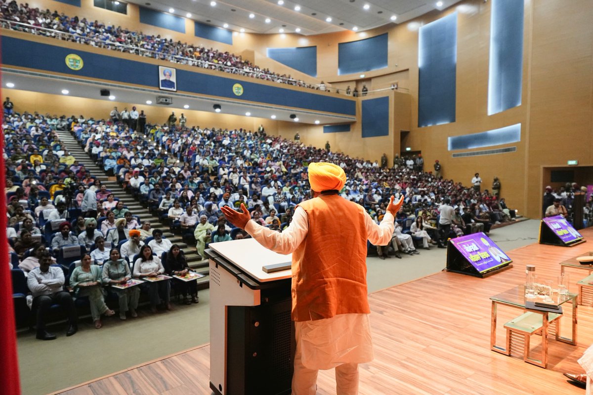BhagwantMann's tweet photo. ਅੱਜ ਲੁਧਿਆਣਾ ਵਿਖੇ ਅੰਤਰਰਾਸ਼ਟਰੀ ਮਹਿਲਾ ਦਿਵਸ ਦੇ ਸੰਬੰਧ 'ਚ ਰੱਖੇ ਰਾਜ ਪੱਧਰੀ ਸਮਾਗਮ ਵਿੱਚ ਸ਼ਿਰਕਤ ਕੀਤੀ। ਇਸ ਮੌਕੇ ਸਿੱਖਿਆ, ਸਮਾਜਿਕ ਤਰੱਕੀ ਅਤੇ ਦੇਸ਼ ਦੇ ਵਿਕਾਸ ਵਿੱਚ ਮਹਿਲਾਵਾਂ ਵੱਲੋਂ ਨਿਭਾਈ ਜਾ ਰਹੀ ਮਹੱਤਵਪੂਰਨ ਭੂਮਿਕਾ ਬਾਰੇ ਵਿਚਾਰ ਸਾਂਝੇ ਕੀਤੇ। 

ਔਰਤਾਂ ਬਿਨਾਂ ਜੇਕਰ ਘਰ ਨਹੀਂ ਚੱਲ ਸਕਦਾ ਤਾਂ ਔਰਤਾਂ ਬਿਨਾਂ ਦੇਸ਼ ਵੀ ਨਹੀਂ ਚੱਲ ਸਕਦਾ। ਇਤਿਹਾਸ ਗਵਾਹ ਹੈ ਕਿ ਦੇਸ਼ ਦੀ ਆਜ਼ਾਦੀ ਤੋਂ ਲੈ ਕੇ ਸਮਾਜਿਕ ਅਤੇ ਆਰਥਿਕ ਵਿਕਾਸ ਤੱਕ ਮਹਿਲਾਵਾਂ ਨੇ ਬੇਮਿਸਾਲ ਯੋਗਦਾਨ ਦਿੱਤਾ ਹੈ। ਅੱਜ ਮਹਿਲਾਵਾਂ ਸਿੱਖਿਆ, ਪ੍ਰਸ਼ਾਸਨ, ਰੱਖਿਆ, ਖੇਤੀਬਾੜੀ, ਵਿਗਿਆਨ ਅਤੇ ਰਾਜਨੀਤੀ ਸਮੇਤ ਹਰ ਖੇਤਰ ਵਿੱਚ ਉੱਚੀਆਂ ਉਡਾਣਾਂ ਭਰ ਰਹੀਆਂ ਹਨ। ਮਹਿਲਾਵਾਂ ਦੀ ਹਰ ਪੱਖੋਂ ਮਜ਼ਬੂਤੀ ਲਈ ਸਾਡੀ ਸਰਕਾਰ ਵੱਲੋਂ ਕਈ ਅਹਿਮ ਕਦਮ ਚੁੱਕੇ ਗਏ ਹਨ। ਸਰਕਾਰੀ ਨੌਕਰੀਆਂ ਵਿੱਚ 33 ਫ਼ੀਸਦੀ ਰਾਖਵਾਂਕਰਨ, ਮੁਫ਼ਤ ਬੱਸ ਸੇਵਾ, ਪੈਨਸ਼ਨ ਸਕੀਮਾਂ ਅਤੇ ਵੱਖ-ਵੱਖ ਭਲਾਈ ਯੋਜਨਾਵਾਂ ਰਾਹੀਂ ਮਹਿਲਾਵਾਂ ਨੂੰ ਅੱਗੇ ਵਧਣ ਲਈ ਮਜ਼ਬੂਤ ਮੌਕੇ ਦਿੱਤੇ ਜਾ ਰਹੇ ਹਨ। ਮਹਿਲਾਵਾਂ ਦੇ ਮਾਣ-ਸਨਮਾਨ, ਬਰਾਬਰੀ ਅਤੇ ਉਹਨਾਂ ਨੂੰ ਬਣਦੇ ਹੱਕ ਦੇਣ ਲਈ ਅਸੀਂ ਪੂਰੀ ਤਰ੍ਹਾਂ ਵਚਨਬੱਧ ਹਾਂ। 
-----------
आज लुधियाना में अंतरराष्ट्रीय महिला दिवस के अवसर पर आयोजित राज्य स्तरीय कार्यक्रम में शिरकत की। इस मौके पर शिक्षा, सामाजिक प्रगति और देश के विकास में महिलाओं द्वारा निभाई जा रही महत्वपूर्ण भूमिका पर विचार साझा किए।

यदि घर महिलाओं के बिना नहीं चल सकता, तो देश भी महिलाओं के बिना आगे नहीं बढ़ सकता। इतिहास गवाह है कि देश की आज़ादी से लेकर सामाजिक और आर्थिक विकास तक महिलाओं ने अतुलनीय योगदान दिया है। आज महिलाएँ शिक्षा, प्रशासन, रक्षा, कृषि, विज्ञान और राजनीति सहित हर क्षेत्र में नई ऊँचाइयाँ हासिल कर रही हैं। महिलाओं को हर क्षेत्र में सशक्त बनाने के लिए हमारी सरकार द्वारा कई अहम कदम उठाए गए हैं। सरकारी नौकरियों में 33 प्रतिशत आरक्षण, मुफ़्त बस सेवा, पेंशन स्कीमों और विभिन्न कल्याणकारी योजनाओं के माध्यम से महिलाओं को आगे बढ़ने के मजबूत अवसर प्रदान किए जा रहे हैं। महिलाओं के सम्मान, समानता और उनके अधिकार सुनिश्चित करने के लिए हम पूरी तरह प्रतिबद्ध हैं।