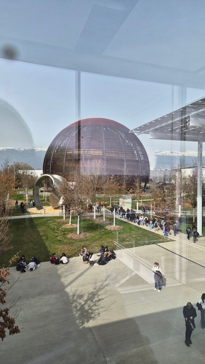 꼬맹이 요청으로 1년만에 다시 온 CERN.
스탠다드 모델 포뮬라 티셔츠까지 갖춰입고 이틀연속 출근 중.😄
Geneva, Switzerland.🇨🇭