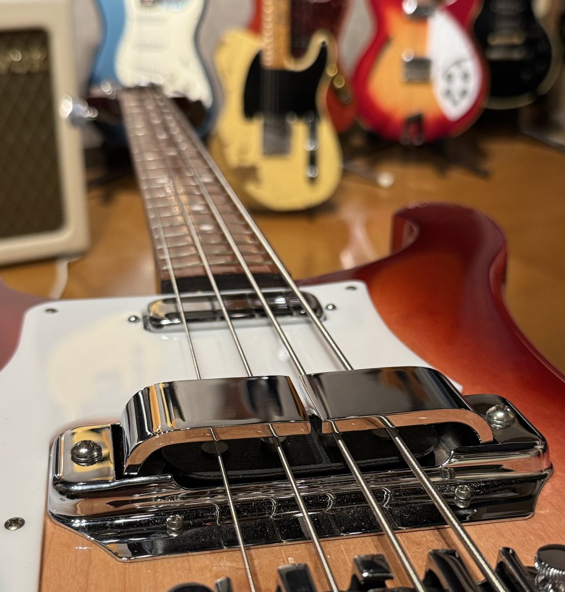 RareStockGuitar's tweet photo. リッケンバッカーベースのホースシューピックアップフェンス
再生産のV63やC64でもフェンスの傾斜が違う物がある
弾き心地が違います。
#リッケンバッカー　#ベース https://t.co/geB1hqzp79