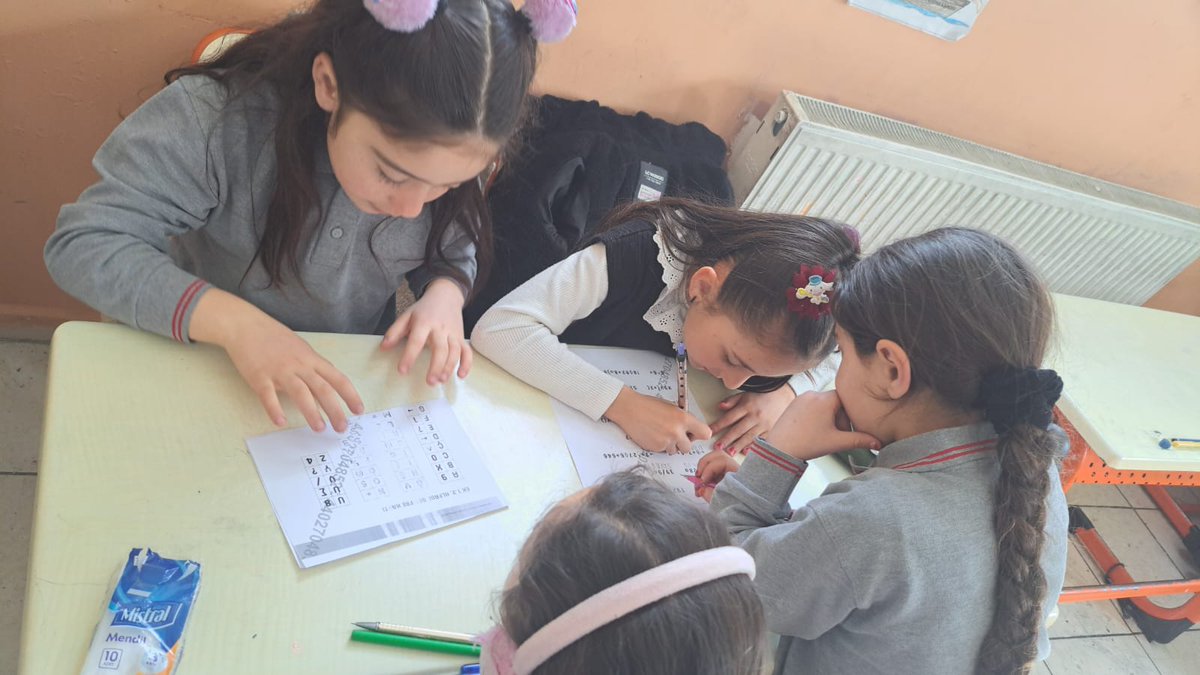 AtyoluO's tweet photo. Bağımlı Olma Özgür Ol🌿💚 

1-7 Mart Yeşilay Haftası kapsamında pano hazırlanıp öğrencilerimizle sağlıklı yaşamın değerini ve bağımlılıklardan uzak durmak üzerine konuştuk ve çeşitli etkinlikler yaptık. https://t.co/o526s0BlEx