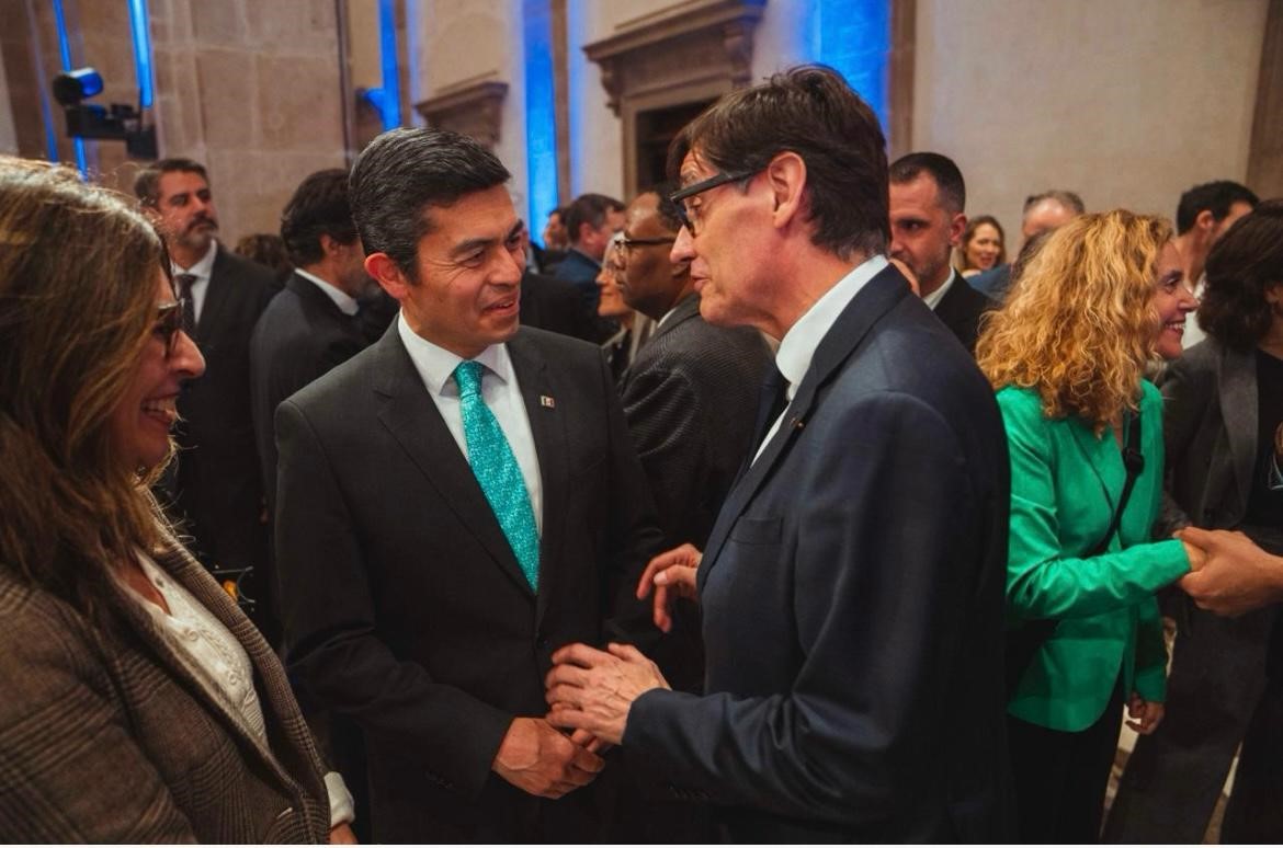 ConsulMexBCN's tweet photo. 📍@ConsulMexBCN 🇲🇽 presente en la recepción oficial ofrecida por el presidente @salvadorilla con motivo del @MWCHub 2026 junto con organizadores, empresas y hubs tecnológicos del encuentro por excelencia del talento digital e innovación en el mundo #Barcelona 🙌🏻✨👯‍ https://t.co/EleEcbkXi3