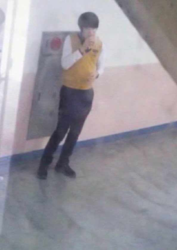 นางจะคิดไหมว่าชั้นแอบลงมารับประทานขนมก็มาแอบถ่ายชั้น เป็นดาวโรงเรียนแบบชั้นก็เหนื่อยหน่อยนะต้องทำใจ คนมันป็อป