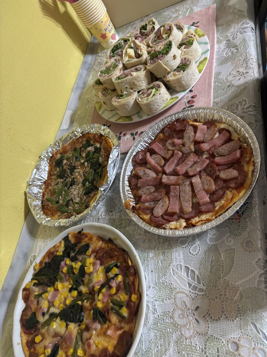 kasis_93's tweet photo. 昼から準備してピザ7枚作り切る事が出来ました。
疲れたけど甥っ子の素敵な笑顔が見れたから満足
ピザは全て生地から作っておりまする。
⌘マヨコーンほうれん草×1
⌘ベーコンとブラジリアンソーセージ×3
⌘ツナほうれん草×2 https://t.co/5H4LVVNKAd