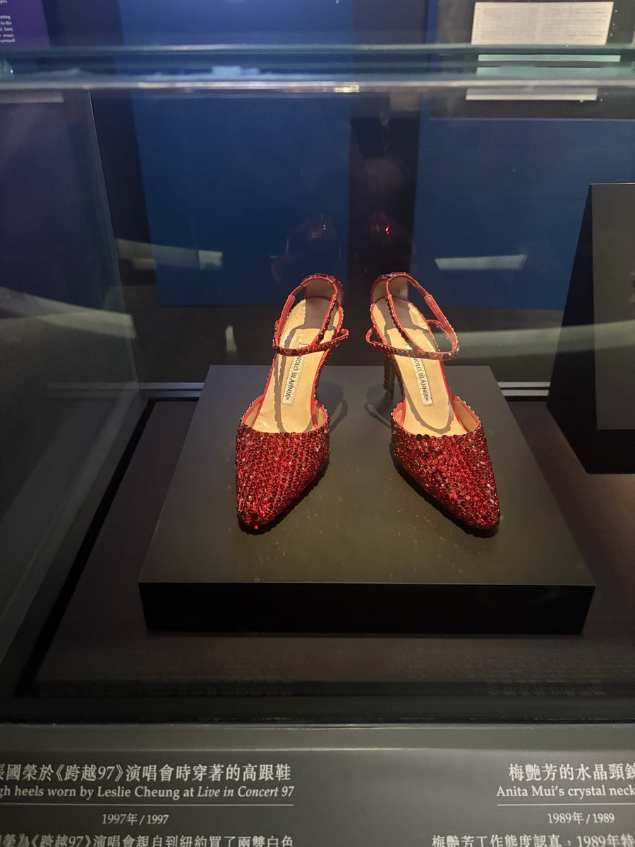 I JUST FELL TO MY KNEES this is theeeeee one hundred percent authentic accurate living red heels Leslie wore in the 跨越97演唱会 where he performed the cultural defining RED performance