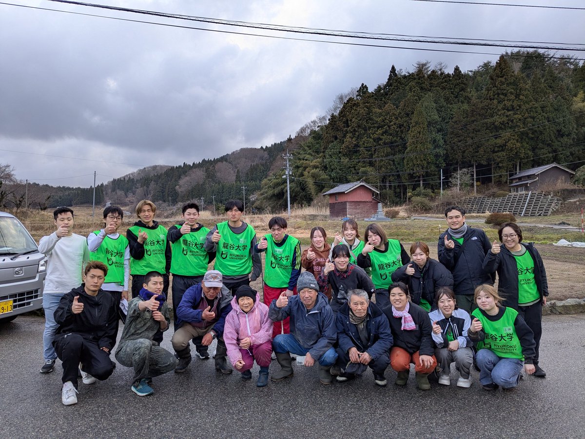 ryuvnc's tweet photo. 【令和6年能登半島地震第7回災害支援ボランティア　2日目②】
2日目の午後は田んぼの水路の泥出しをしました。
水害で埋まった田んぼの水路。田植えの前に水が通るように、雪や霰が時々降る中、みんなで掘り起こしました。 https://t.co/C9awwLjN4v