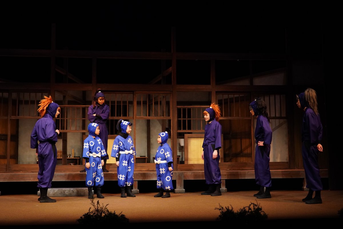 nin_myu_info's tweet photo. #劇団忍たま長屋
ご来場ありがとうございました🔵！

明日はついに大千穐楽となります、、！
12:00/17:00の2公演🥷

明日は昼夜公演ともに、シアターコンプレックスTOWNにて
全景映像での生配信がございます🎥✨
詳細はこちら🔽
https://t.co/IEDriCGNsL

皆様のご来場お待ちしております🏠！

アンケートはこちら📝
⏩https://t.co/AX8sEHhbNa