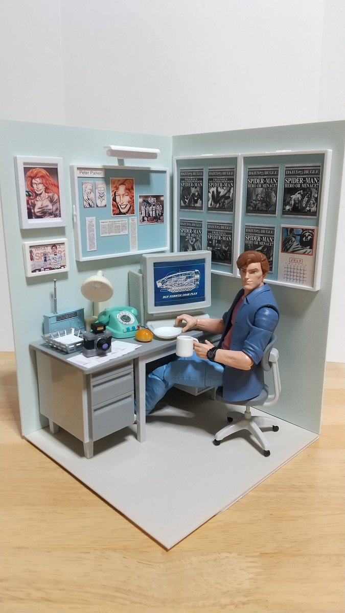 #100均ジオラマあつまれ 
『スパイダーマン・ザ・ライド』
並んでるところにあるピーターのデスク

ブックエンド2枚を重ねて壁を作り、ミニチュアのホワイトボードや机を使いました