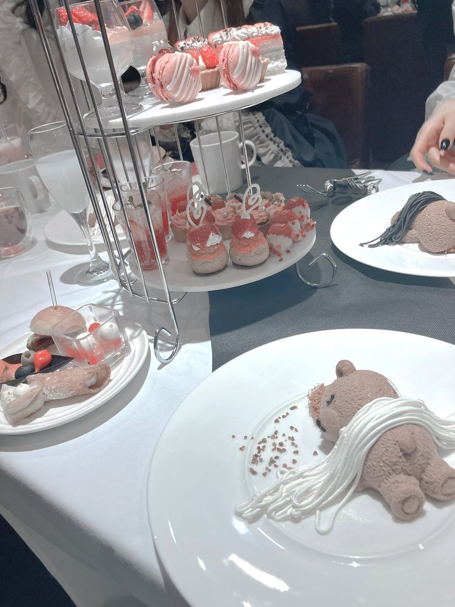 Lilyさん(<a href="/L1021ily/">Lily</a>)の白黒コーデお茶会に参加しましたよ🐼🎹⛸️🍙
大勢で楽しく仲良く過ごしました🫧
皆さんの素敵なコーデを見られて嬉しい🪽
白と黒のウェルカムドリンクと、お布団くまちゃんケーキ🧸🛌