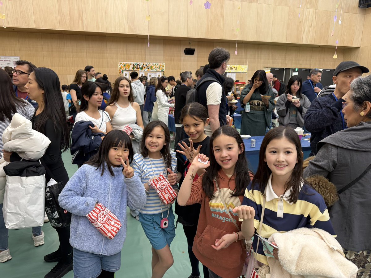 IdealLifeSeeker's tweet photo. #今日の幸せ時間

#SpringFair #BFF

娘の友だちとの付き合い
その親御さんとの付き合い

青春だなぁ〜

にしても、
校長先生に水分吸収したスポンサー🧽を
投げるとは…ある意味カルチャーショック🤣 https://t.co/snxfjBMf9J