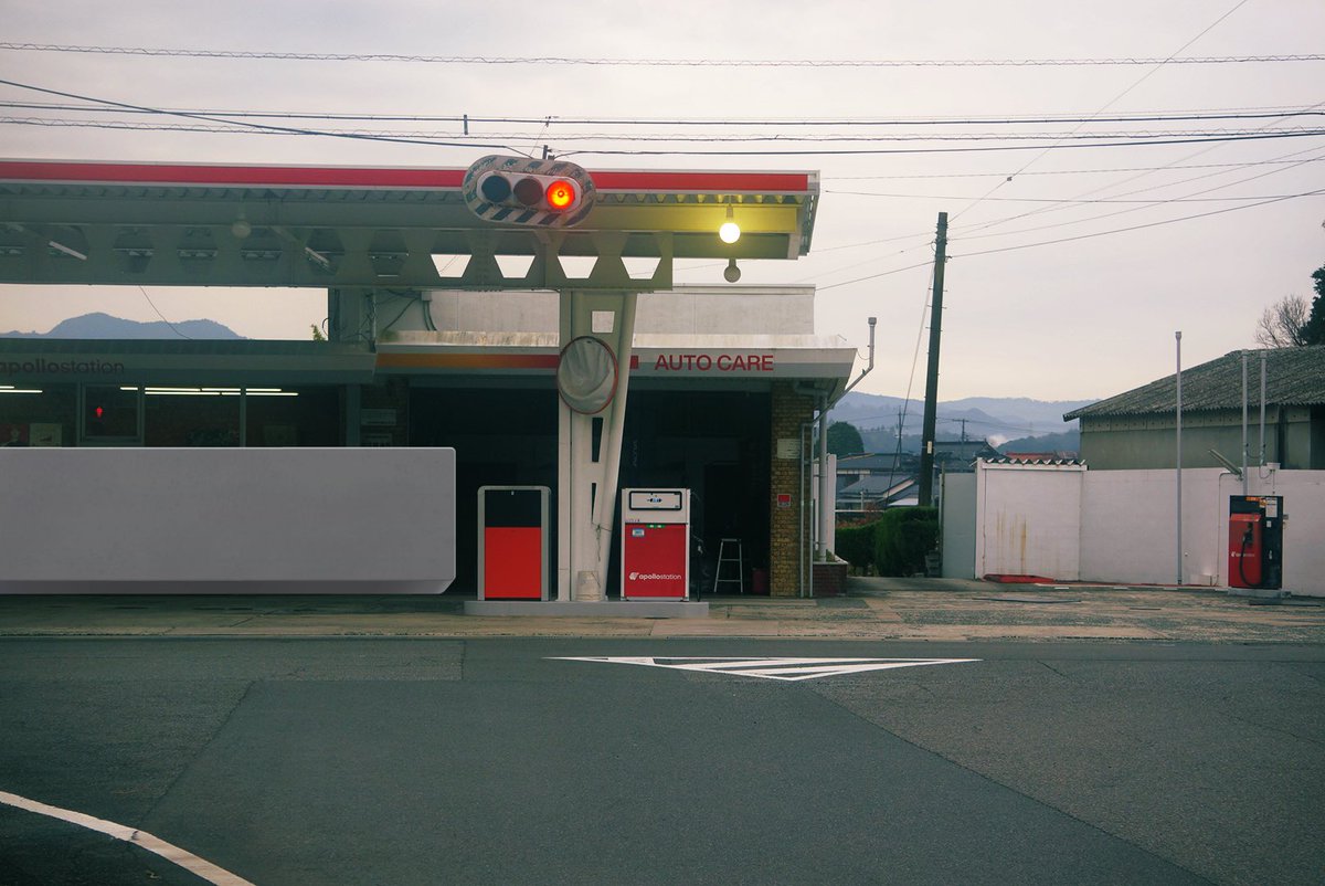 ciae86's tweet photo. ポール建てるとこがなくてガソスタに信号設置されてる！ https://t.co/P95D74OCi2