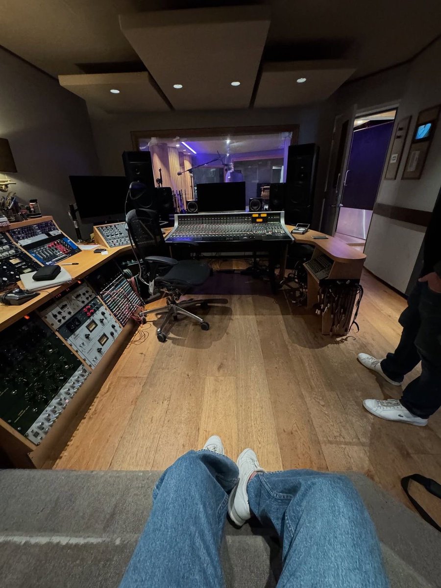 vockstarr's tweet image. #socmed AU sui luchini (partenogay)

i luchini si ritrovano in studio, scrivono canzoni, un intero album...
e se le canzoni iniziassero a parlare un po' troppo di loro stessi, fino a dover creare degli account twitter per nascondersi dall'altro e sfogarsi?