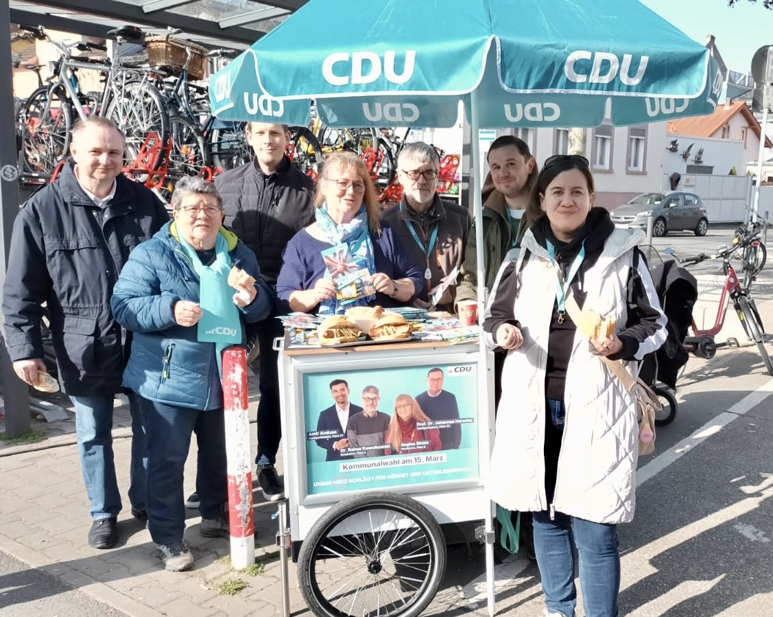 cdu_hoechst_ulb's tweet photo. Die CDU-Kandidaten aus dem Frankfurter Westen auf dem Höchster Markt.

#frankfurt #frankfurthoechst https://t.co/CczPxhMkU3