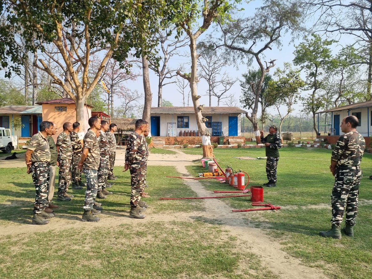 70BnSSB_INDIA's tweet image. 70वीं वाहिनी, सशस्त्र सीमा बल, लखीमपुर खीरी के ‘सी’ समवाय में जवानों की तत्परता एवं आपदा से निपटने की क्षमता को सुदृढ़ करने के उद्देश्य से फायर फाइटिंग अभ्यास का सफल आयोजन किया गया ।
#SSB #FireFighting #DisasterManagement #SSBIndia #LakhimpurKheri #TrainingInsider