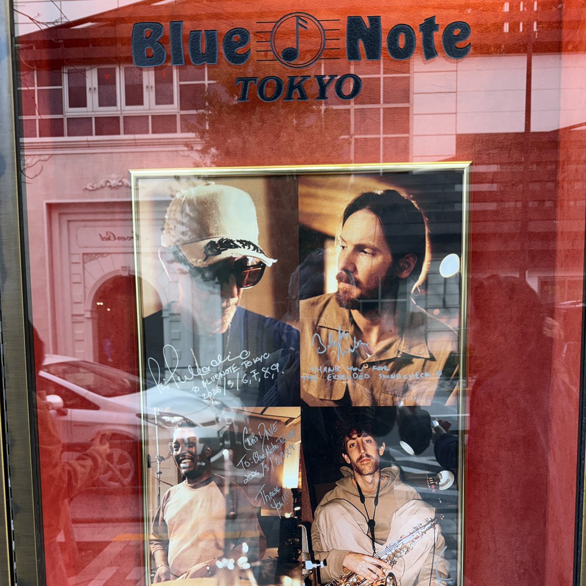 i_atavis's tweet photo. Pino Palladino &amp; Blake Millsをブルーノート東京で観る。BNTは25年くらい前のSeigen One Ensemble以来。しかしちょっとマニアックなアーティストの6ステージが売り切れで追加も出るとはさすがトーキョー。気��なっていたドラマーChris Daveも聴けて満足。 https://t.co/ypGvShStT5