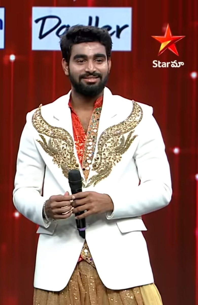 ThomasshelbyJB's tweet photo. Evado poinattu promo kinda aa edupu comments enti PR gorrelara, vadi kukka mohaniki chance ravadame ekkuva. 
Vachina chance ni kuda cheda mingadu 🤦
Aa bafoon gadiki dress evara asalu design chesindhi 🤦 
Ee kukka moham ki PR kukkala chaport mali  🤣 https://t.co/7bQbDtviEJ