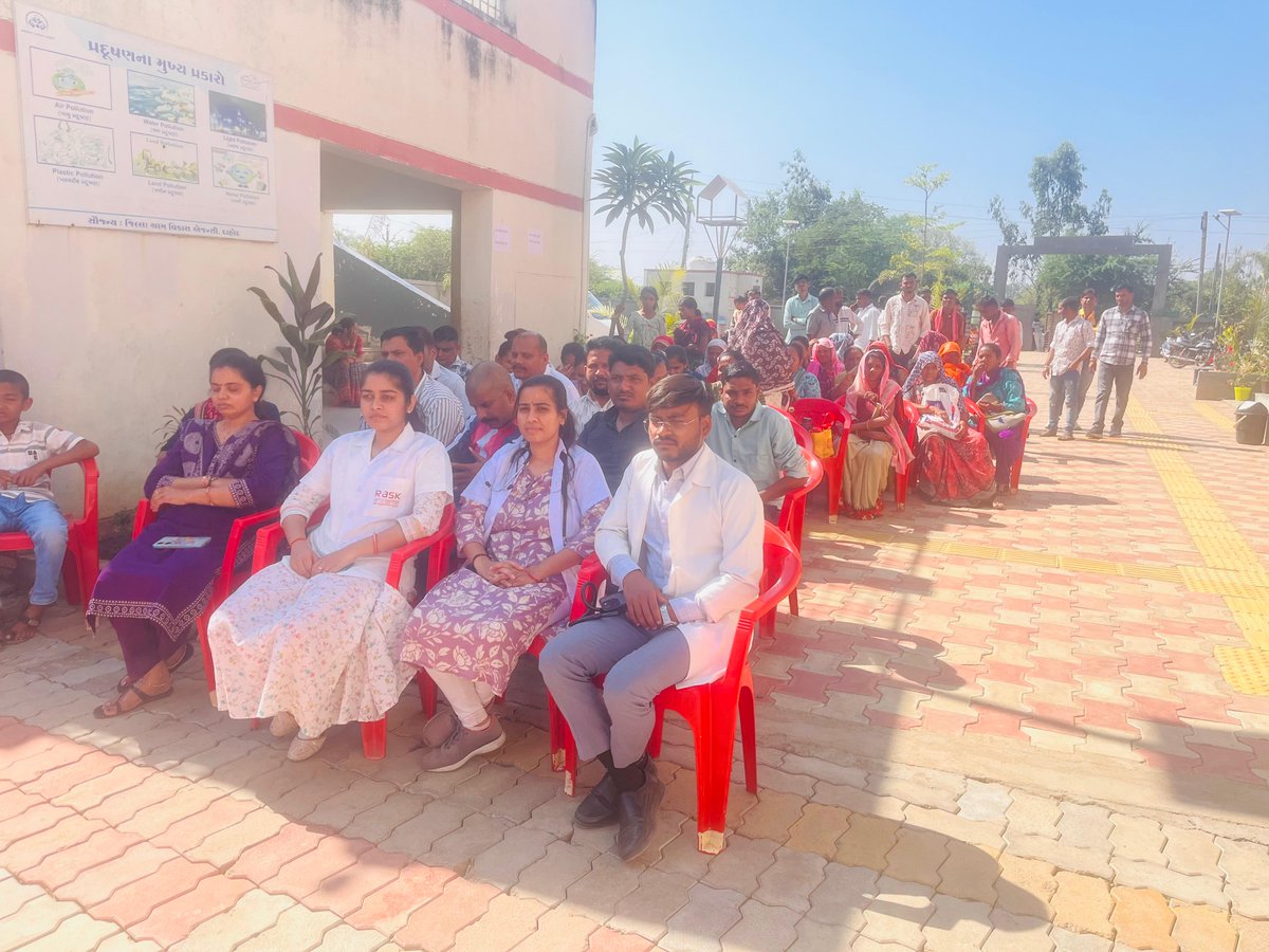 Mam_Garbada's tweet photo. ગામના આંગણે, સરકારની સેવાઓ!
આજરોજ કોટડા ફળિયું પ્રાથમિક શાળા, આભલોડ ખાતે સેવા સેતુ(૨.૦) કાર્યક્રમનું સફળતાપૂર્વક આયોજન કરવામાં આવ્યું છે. જેમા વહીવટી તંત્ર દ્વારા વિવિધ પ્રજાલક્ષી સેવા પુરી પાડવામાં આવી અને  ગ્રામજનોએ વિવિધ સરકારી યોજનાઓના લાભ લીધા. https://t.co/ne2cIkQe48