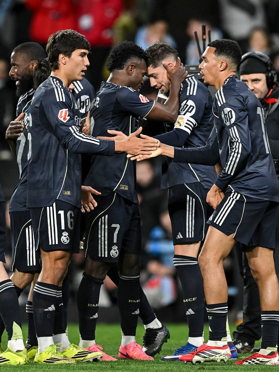 realmadrid's tweet photo. 🤜🤍🤛 https://t.co/GuetmPgzCy
