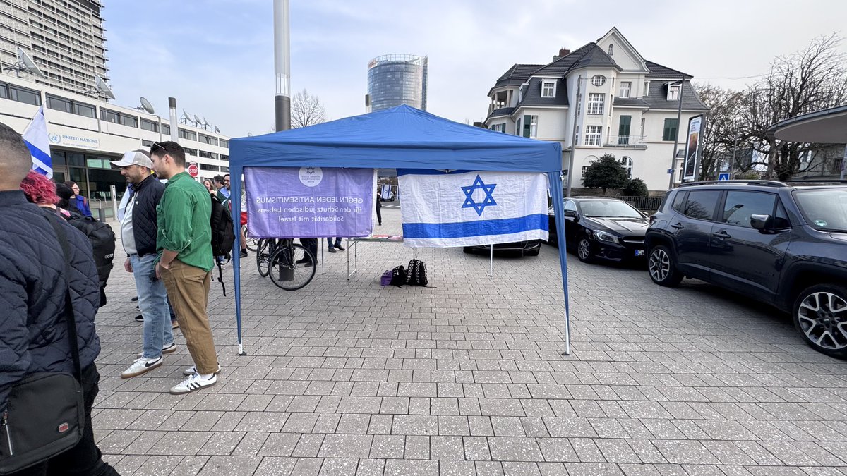 LoveGuerillero's tweet image. 🖤❤️
#WeStandTogether #SayTheirNames #FollowTheirDreams
Kundgebung in Solidarität mit Menschen in #Iran auf dem Platz der Vereinten Nationen, #Bonn #bn0603. Das @bgabonn war vor Ort und wir haben gemeinsam gefeiert und getanzt 

 #FreeIran #FCKMHLLHS #JinJiyanAzadi ✌️
#BN0603