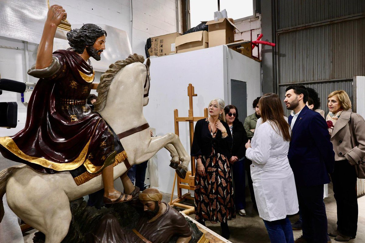 Hdad_Santiago's tweet photo. RESTAURACIÓN DE SANTIAGO APÓSTOL.

En la jornada del 5 de marzo una representación de la Junta de Gobierno acudió a las dependencias del taller Musae Restauración de Arte S.L. @MusaeSL, en el que se están desarrollando los trabajos de restauración sobre la Imagen de Santiago. Este proceso está cubierto por la subvención que la Junta de Andalucía @CulturaAND concedió para la conservación-restauración de bienes del patrimonio cultural de carácter religioso, por lo que en dicha visita estaba presente la Sra. Consejera de Cultura de la Junta, Patricia del Pozo @Patricia_Pozo_. 

Los asistentes fueron informados por por parte de las restauradoras del inicio de los trabajos de restauración sobre la imagen, mostrando la consejera gran interés en su fisonomía y en el proceso que ahora comienza, y del que todos anhelamos su pronta culminación.