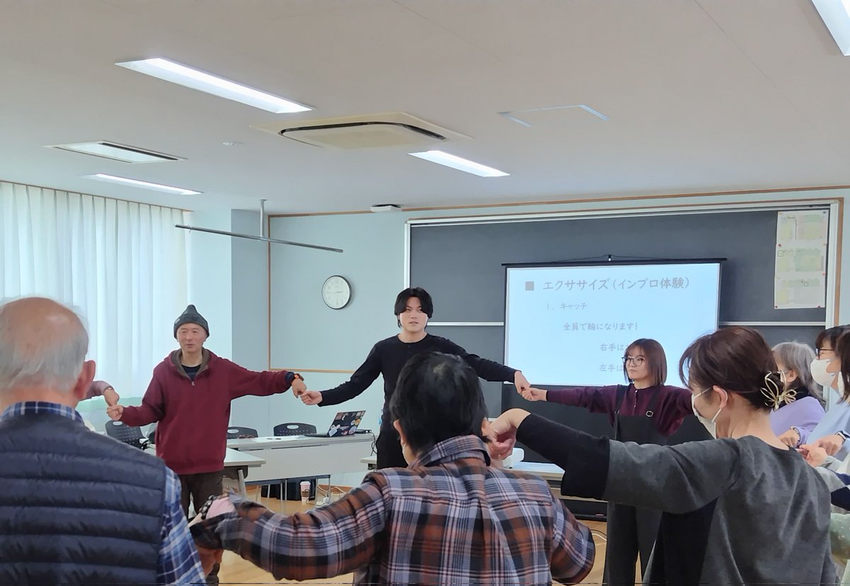 sainokuni_cs's tweet photo. 彩の国しーずです。

地域での学びあい

つながる学び広がる楽しさ！

生きがいの発見🤗

#上尾市
#学びあい
#もういっかい
#インプロ
#生涯学習

講座はほどほどに、自己紹介や身体を使い脳トレしながらエクササイズを学びあいました。

失敗を楽しもう！

もういっかい‼️

子どもの体験活動を参考に、すぐにはじめられる支え手と仲間づくりをご紹介させて頂きました。

supported by とっしー＆ちこちゃん・ちゃんM