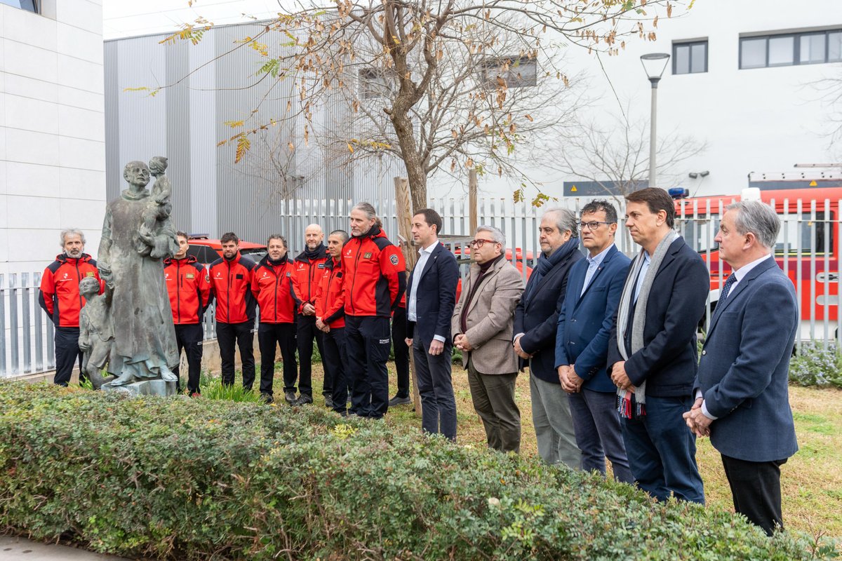 incaciutat's tweet photo. 🌺👩‍🚒Avui hem participat en l'ofrena floral que ha tengut lloc a l'Hospital Sant Joan de Déu d'Inca amb motiu de la Diada 2026 dels Bombers de Mallorca, dedicada al seu patró, Sant Joan de Déu. https://t.co/kxopYa4nJB