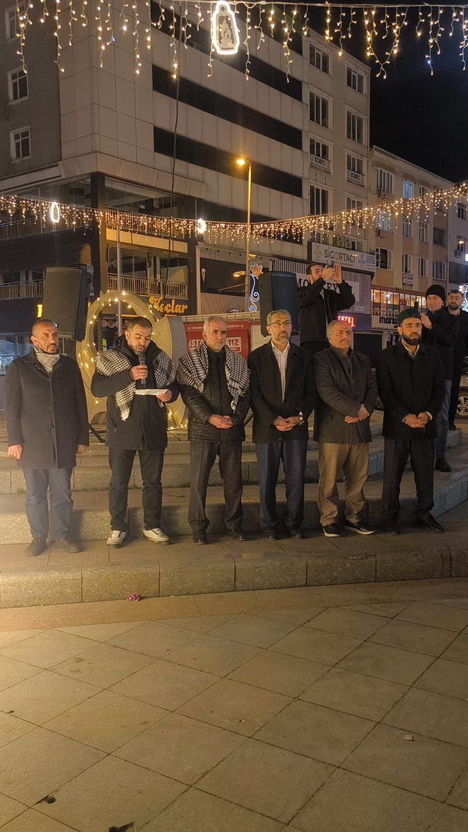 YusufKIZRAK72's tweet photo. Sultanbeyli Peygamber Sevdalıları'nın düzenlediği abd&amp;israil'i tel'in ve İran'a destek basın açıklamasına katıldık.
Taraflardan biri amerika ve/veya İsrail olan bir savaşta tarafsız kalmanın amerika ve israil'in ekmeğine yağ sürmek  ve onlara destek anlamına geldiği aşikârdır. https://t.co/4djB6aXHiU