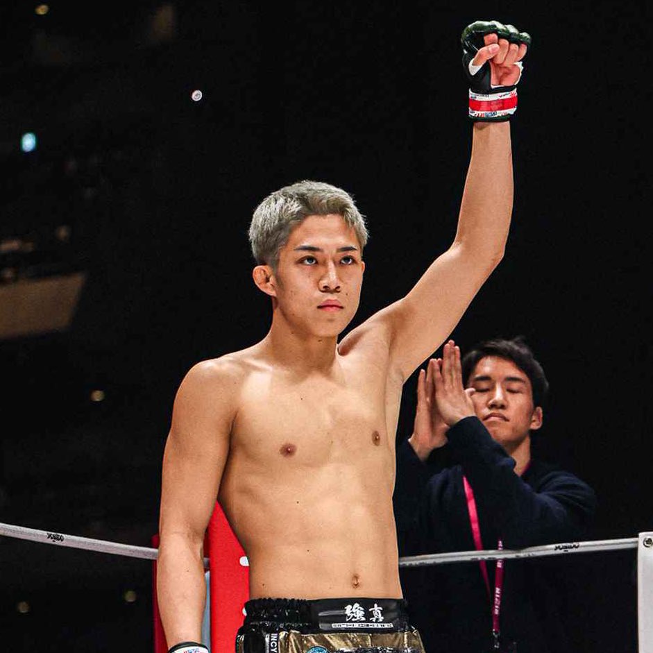 FightsMemory's tweet photo. 秋元強真はパッチー・ミックスをフィニッシュした初のファイターとなった📝

#RIZIN https://t.co/CQ8beTie5e