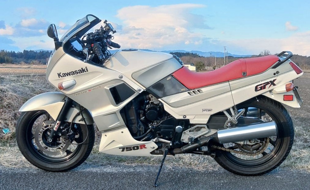 xjrxMHTamYN2ldR's tweet image. #中型バイクの何が好きで乗っているか
#RGV250Γ 
#ZX4
#大型バイクの何が好きで乗っているか
#GPX750R 
要するに欲張りな感じ(^^)
それぞれのクラスで良いトコがあるので
特に昭和末期のバイクが大好き。