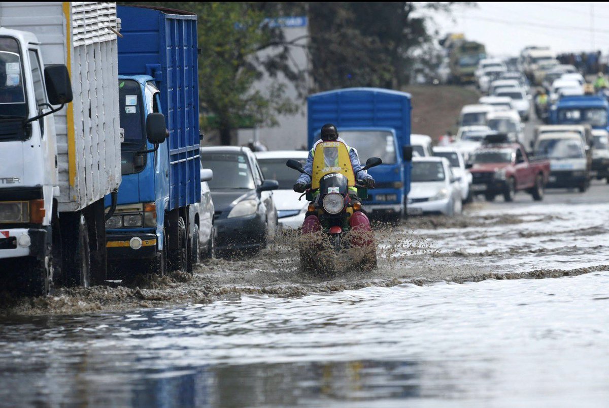 RhodaOnChain's tweet photo. Last night Nairobi didn’t just experience heavy rain it experienced a reality check.A few hours of rain flooded highways, stranded commuters, and damaged cars.The real problem isn’t just the rain. It’s drainage, urban planning, and infrastructure. Who do we blame? https://t.co/ijVH8AdEzK