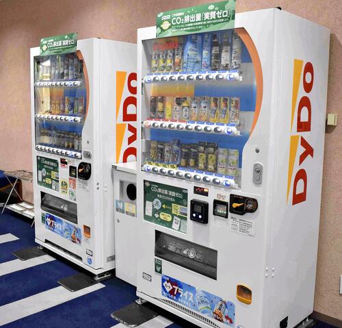 hiro_panketing's tweet photo. ダイドー、303億円の赤字で自販機2万台を撤去する。
でも「撤退」やない。売上の9割を自販機に賭けてきた会社���、50年ぶりの戦略転換。

なんでこうなった？

❶もともとは「置き薬」の会社やった。
1956年に奈良で創業。家庭に救急箱を置いて使った分だけ回収するビジネス。
「お客さんのそばに届ける」が原点。

❷この発想で自販機に全振りした。
コンビニにもスーパーにも卸さん。自販機だけで全国27万台。
業界平均の自販機依存率は約30%。ダイドーは90%。異次元の一本足打法。

❸50年間、これで勝ってきた。
でもコンビニコーヒー100円の時代に、自販機の缶コーヒーは200円。
最大の武器「便利さ」が消えた瞬間、高いだけの箱になった。

社長は「自販機の厳しさは想定以上に進んでいる」と語り、まず出血を止める方針を示した。

「正しかった戦略」が環境変化で最大のリスクに変わる。

あなたの仕事で「9割依存してるもの」、ない？