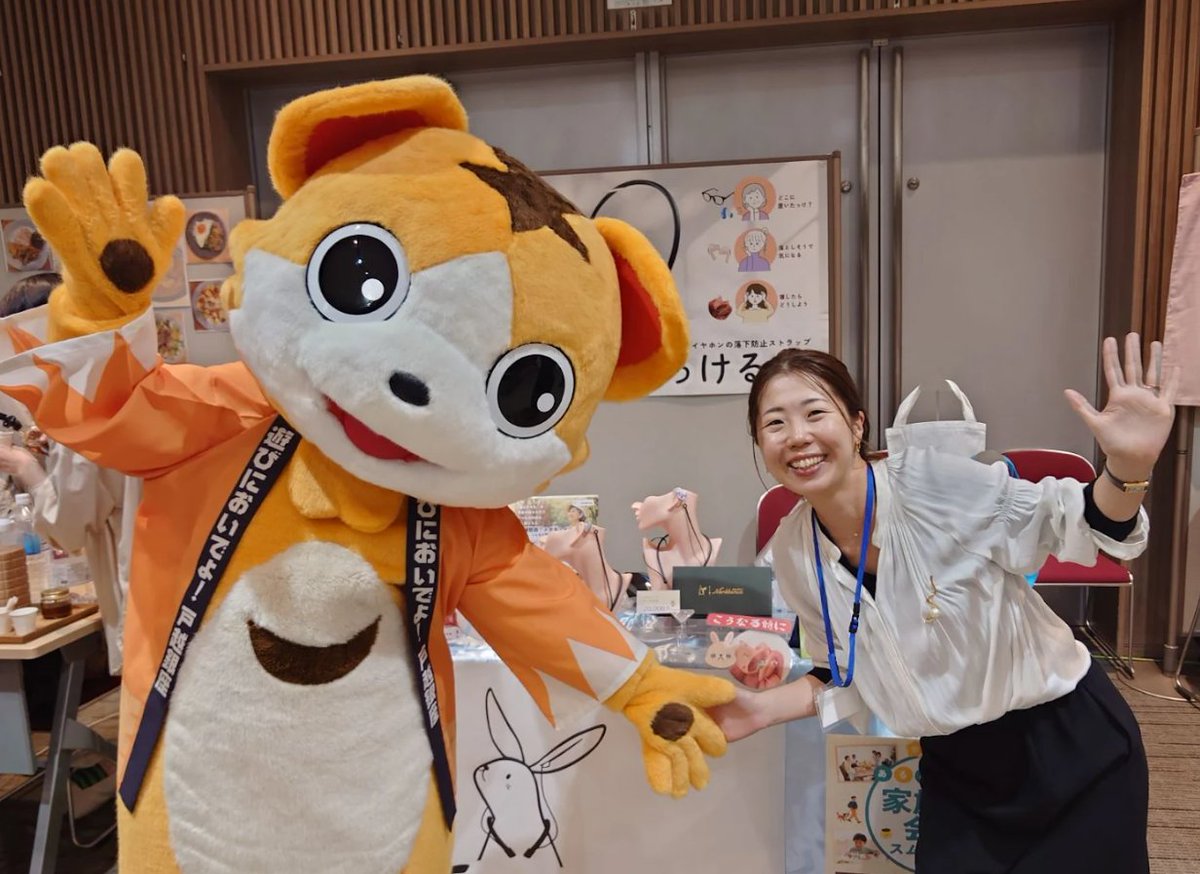 UguisuHA's tweet photo. なんと…！
戸越銀次郎くん が遊びに来てくれました✨

そして「#のっけるん」を装着！
……のはずが、首に入らず 頭にかぶってる😂

まさかの使い方ですが、
しっかりPRしてくれました（笑）

会場はまだ明日まで開催中です🌸
お近くの方、ぜひ遊びに来てください😊

#戸越銀次郎
#アントレーヌ https://t.co/9c3ct2zniN
