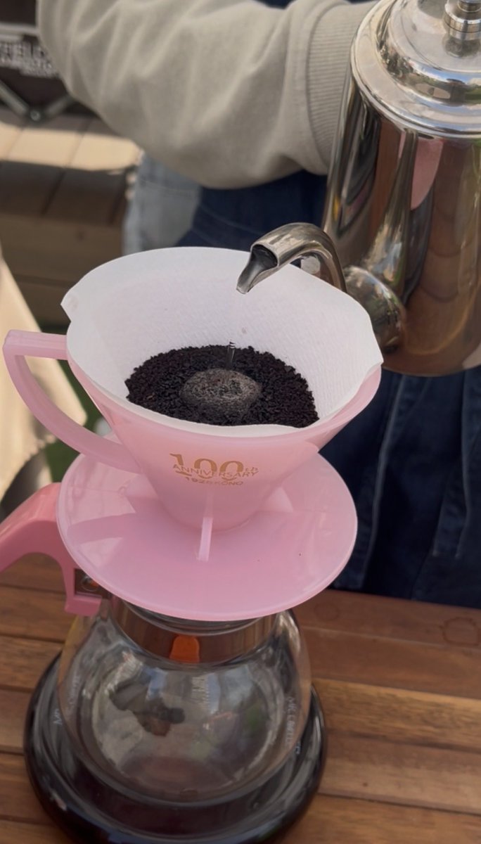 Renkojicafe1's tweet photo. 今日はコーヒーの変態(褒め言葉)に出会えた最高の1日であった‼︎
100周年のドリッパー、特注の細口ポット、淹れ方まで忠実にコーノ式
実に面白く、とても楽しかった😄
コーヒーの話はずっと喋ってられますね☕️✨
#enjoycoffee
#enjoylife
#renkojicafe https://t.co/rBAbTIVVxz