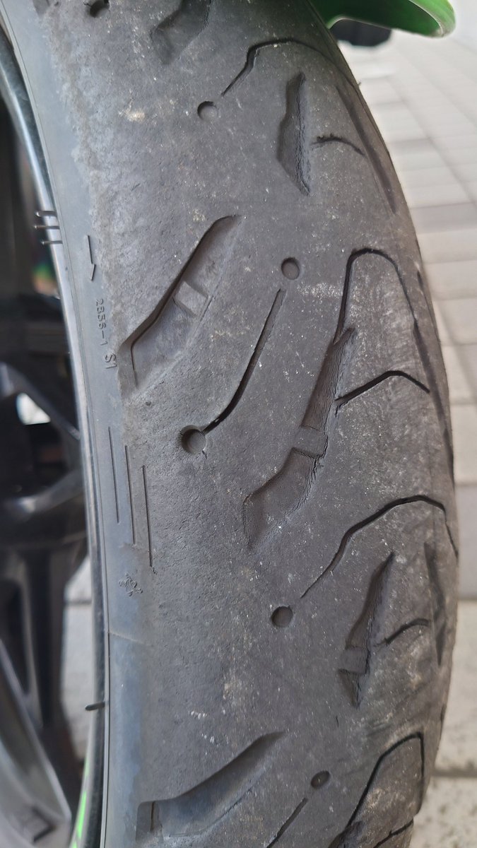 midorikumaninja's tweet photo. Ninja400に履かせているロード6。
リヤはまだまだなのにフロントにはスリップサインが…😭
これだと今年の車検は通らない。
前に交換した時も、その前に交換した時もフロントが先に終わってしまった。
これは乗り方が悪いのかな?
#ROAD6 https://t.co/zI3121XTKf