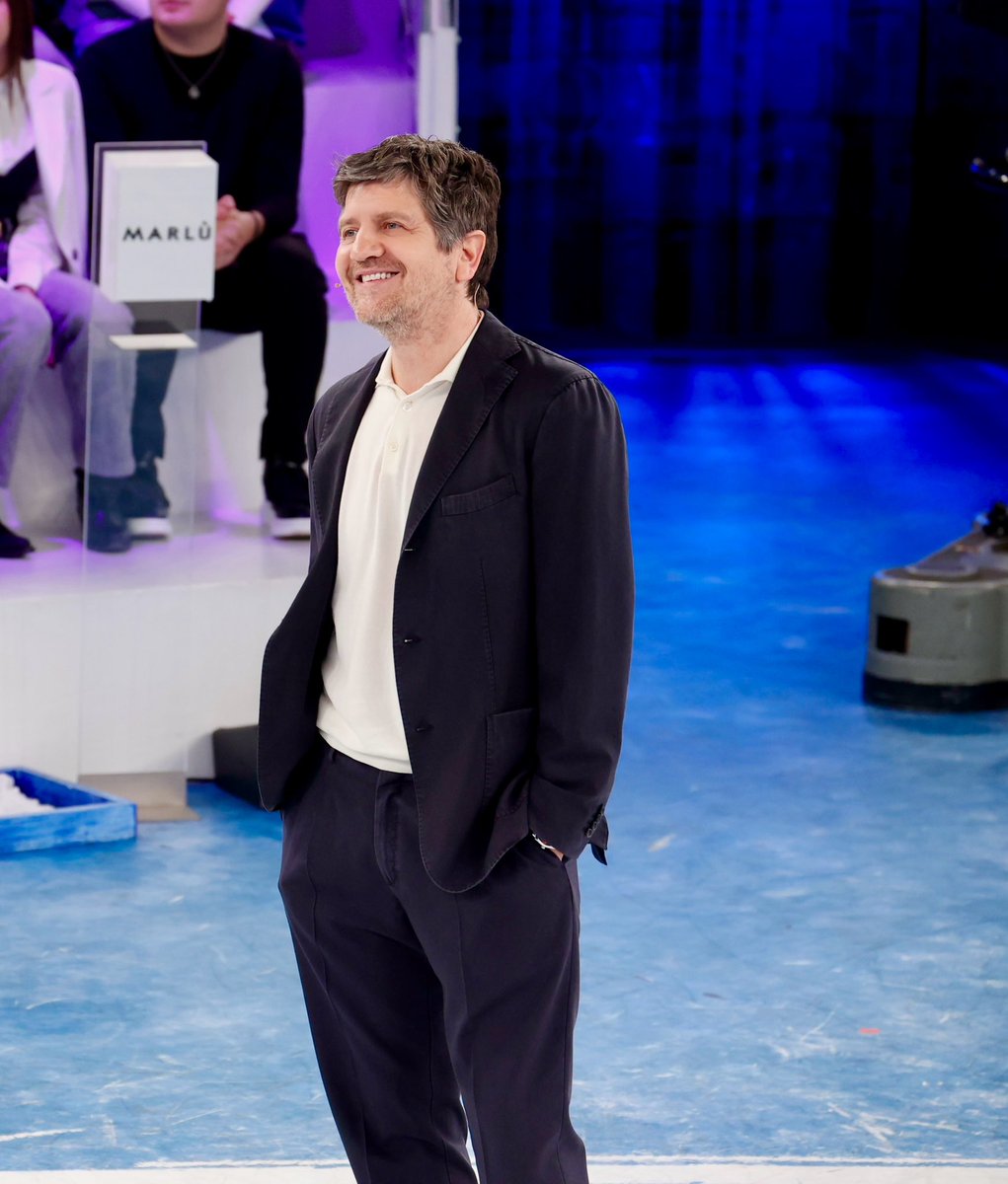 amicii_news's tweet image. Ospiti anche Fabio De Luigi durante l’ultimo pomeridiano di #Amici25 per presentare il suo nuovo film intitolato “Un bel giorno” 👀 Domani, ore 14, su #Canale5 ⭐️