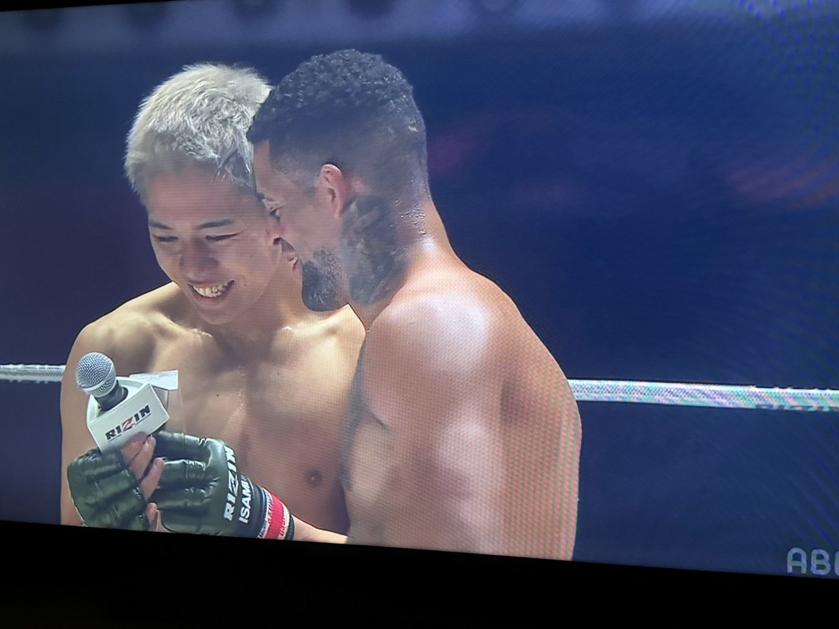 パッチー選手にマイクの
スイッチ入れてあげる強真君優しい😊
戦った後とは思えん