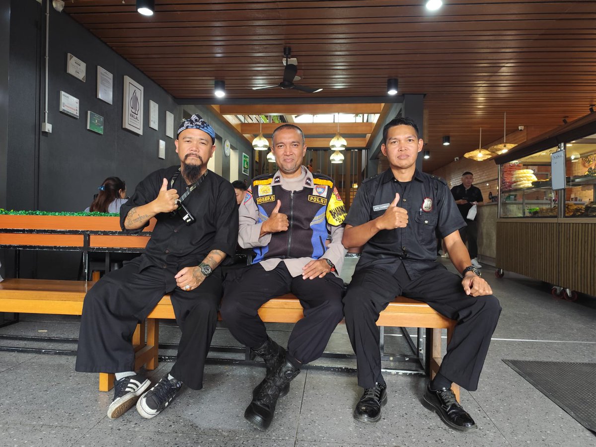 Bhabinkamtibmas Aipda Yosep menyambangi warung Nasi Ibu Imas  dan memberikan himbauan Kamtibmas kepada Satpam dan karyawan serta memberikan motivasi agar tetap semangat  serta agar selalu untuk turut menjaga Kamtibmas di lingkungan sekitar tempat Kerja.